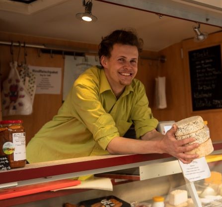 Theo im Marktstand - Foto von Michel Schauch